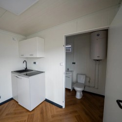 Módulo habitable de 8×3 metros modelo Berlín con instalaciones sanitarias y cocina