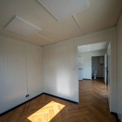 Módulo habitable de 8×3 metros modelo Berlín con instalaciones sanitarias y cocina