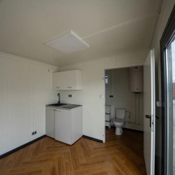 Módulo habitable de 8×3 metros modelo Berlín con instalaciones sanitarias y cocina