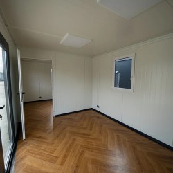 Módulo habitable de 8×3 metros modelo Berlín con instalaciones sanitarias y cocina