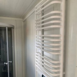 Módulo habitable de 8×3 metros modelo Berlín con instalaciones sanitarias y cocina