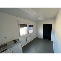 Contenedor habitable de 6,00 x 2,44 con cocina americana, WC y ducha.
