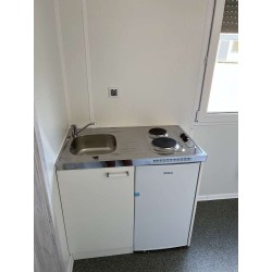 Contenedor habitable de 6,00 x 2,44 con cocina americana, WC y ducha.