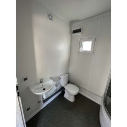 Contenedor habitable de 6,00 x 2,44 con cocina americana, WC y ducha.