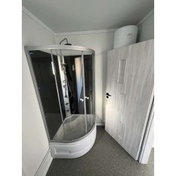 Contenedor habitable de 6,00 x 2,44 con cocina americana, WC y ducha.